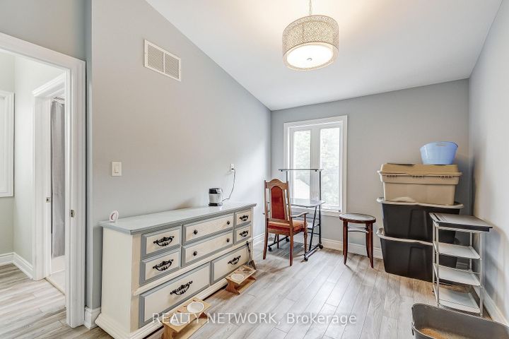 Photo 8 at 88 Rosslyn Avenue N, Crown Point, Hamilton