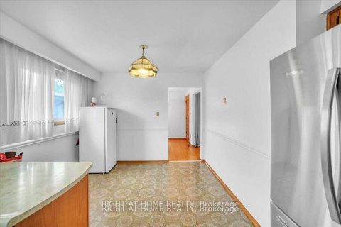 Photo 10 at 53 Agincourt Road, West Woodbridge, Vaughan