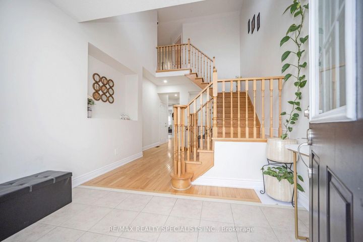 Photo 2 at 227 Valleyway Drive, Credit Valley, Brampton