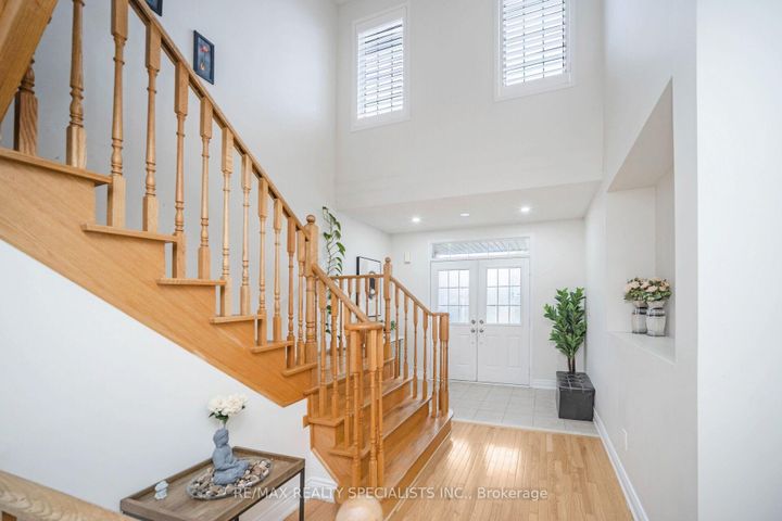 Photo 3 at 227 Valleyway Drive, Credit Valley, Brampton