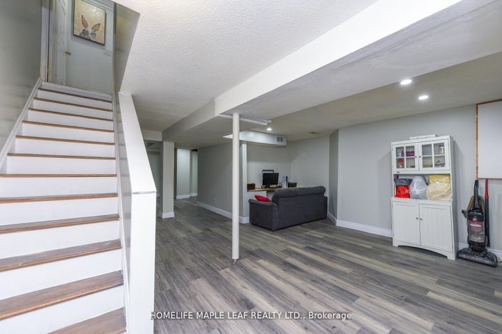 Photo 31 at 100 Alaskan Summit Court W, Wellington, Brampton