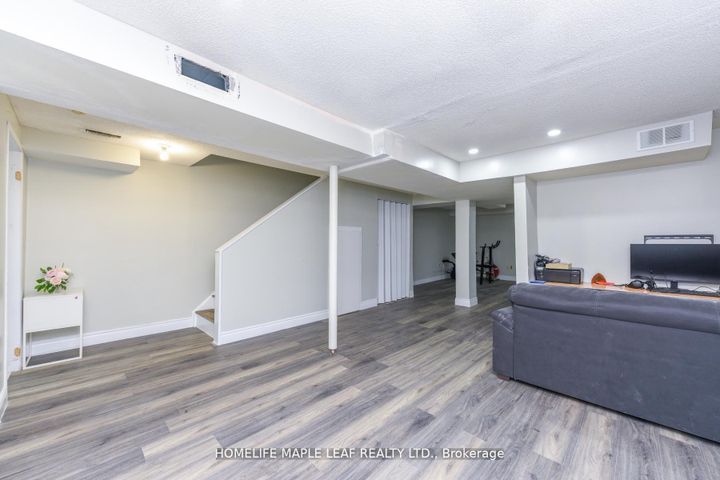 Photo 33 at 100 Alaskan Summit Court W, Wellington, Brampton