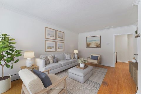 Photo 4 at 6 Peacham Crescent, CFB, Toronto