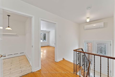 Photo 13 at 6 Peacham Crescent, CFB, Toronto