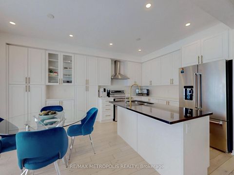 Photo 6 at 16 Hartney Drive, Rural Richmond Hill, Richmond Hill