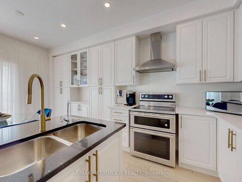 Photo 8 at 16 Hartney Drive, Rural Richmond Hill, Richmond Hill