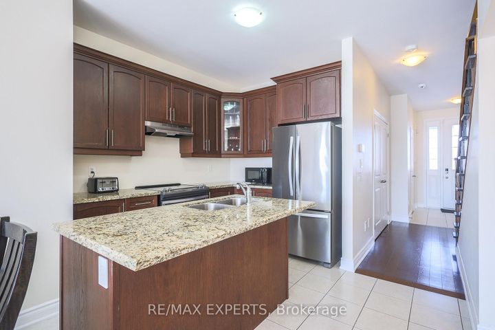 Photo 7 at 27 Hogan Manor Drive, Northwest Brampton, Brampton