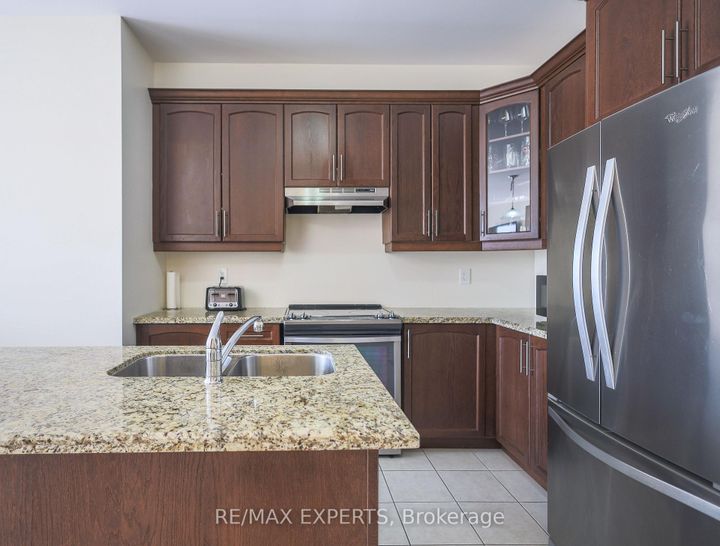 Photo 8 at 27 Hogan Manor Drive, Northwest Brampton, Brampton