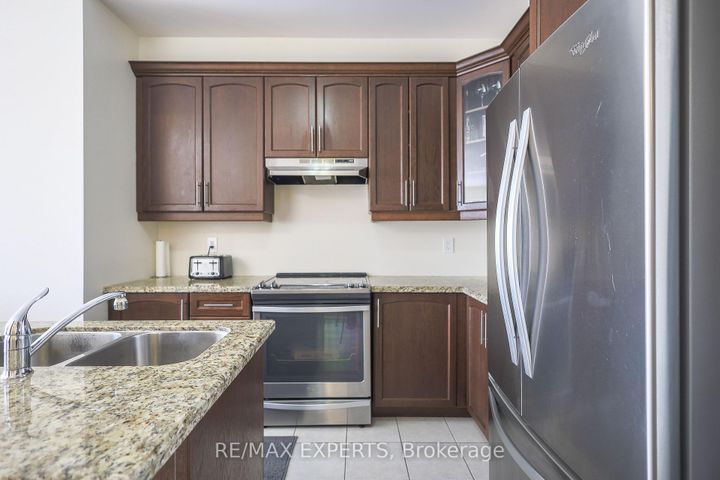 Photo 9 at 27 Hogan Manor Drive, Northwest Brampton, Brampton