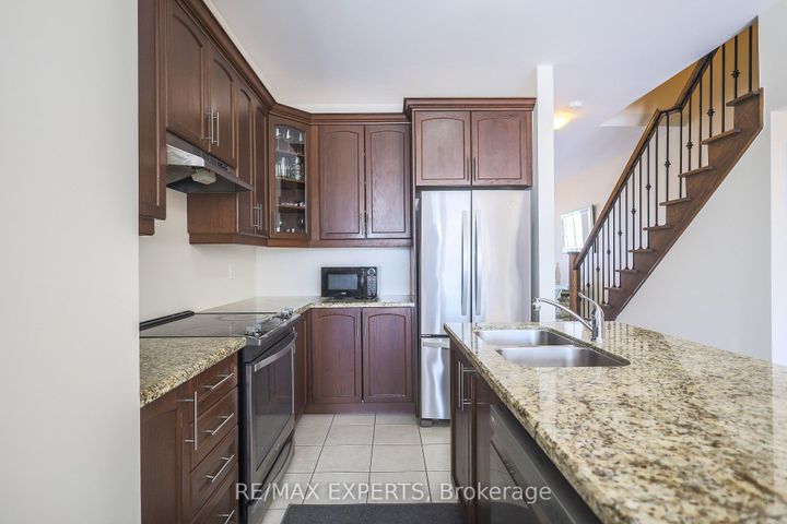 Photo 10 at 27 Hogan Manor Drive, Northwest Brampton, Brampton