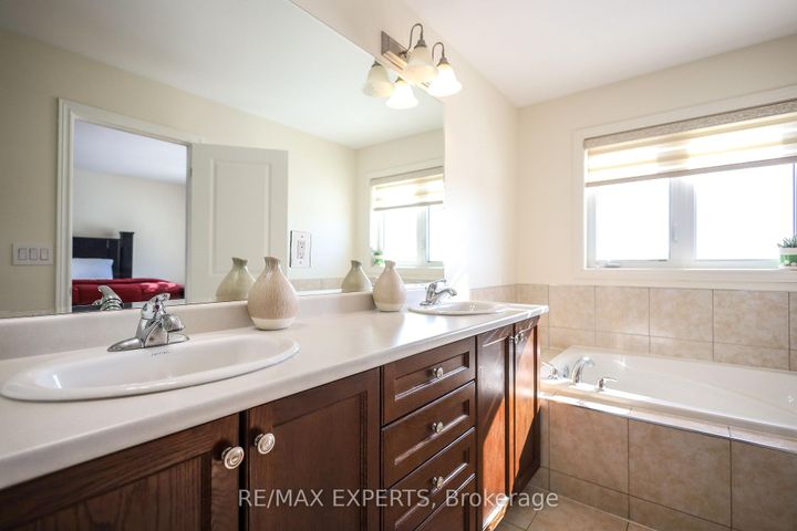 Photo 32 at 27 Hogan Manor Drive, Northwest Brampton, Brampton