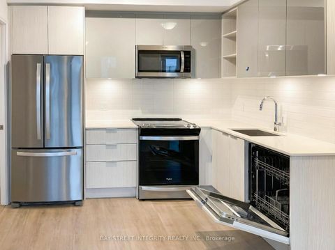 Photo 3 at 2010 - 25 Holly Street, Mount Pleasant West, Toronto