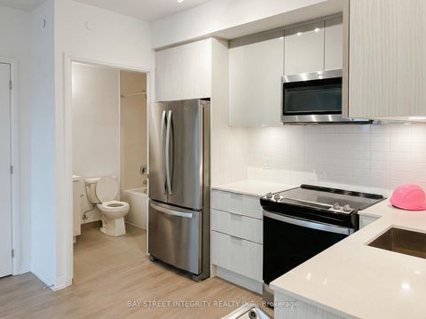 Photo 4 at 2010 - 25 Holly Street, Mount Pleasant West, Toronto