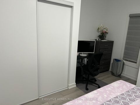 Photo 10 at 9 Calamint Lane, L'Amoreaux, Toronto