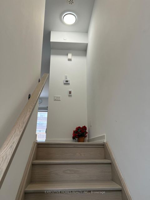 Photo 14 at 9 Calamint Lane, L'Amoreaux, Toronto