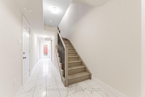 Photo 3 at 21 Kennisis Way, Maple, Vaughan