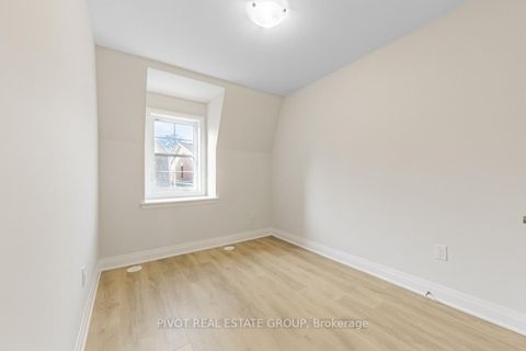 Photo 25 at 21 Kennisis Way, Maple, Vaughan