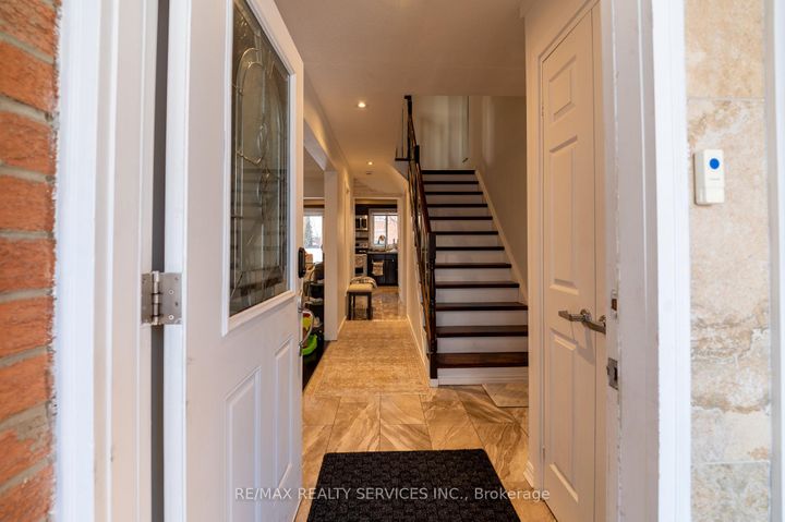 Photo 2 at 4 Summertime Court, Heart Lake West, Brampton