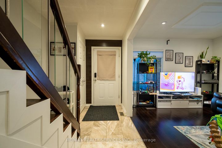 Photo 3 at 4 Summertime Court, Heart Lake West, Brampton