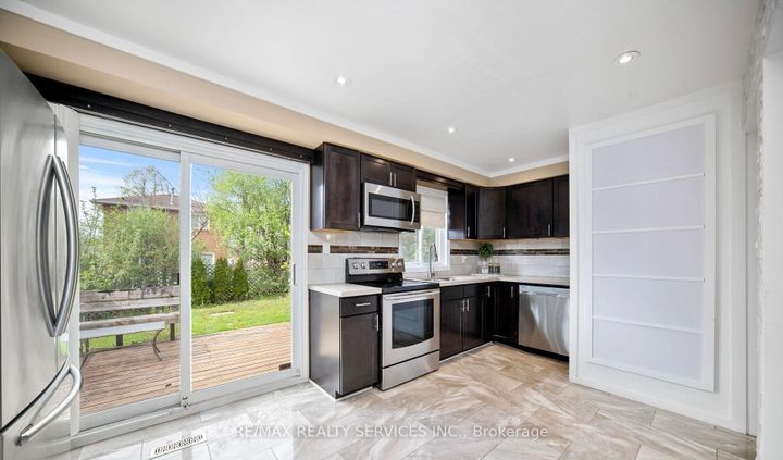 Photo 5 at 4 Summertime Court, Heart Lake West, Brampton