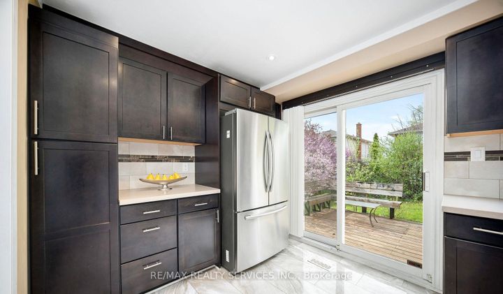 Photo 6 at 4 Summertime Court, Heart Lake West, Brampton