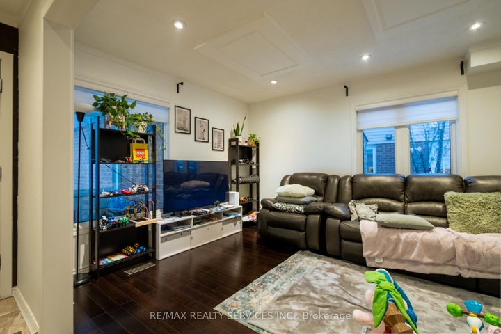 Photo 7 at 4 Summertime Court, Heart Lake West, Brampton