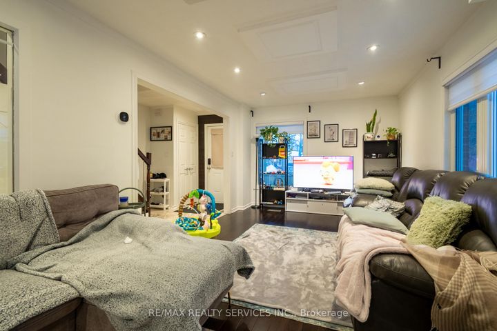 Photo 8 at 4 Summertime Court, Heart Lake West, Brampton