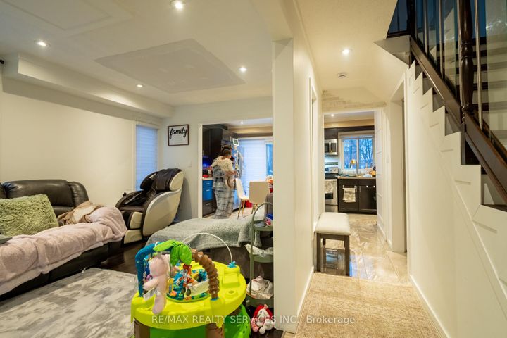 Photo 9 at 4 Summertime Court, Heart Lake West, Brampton