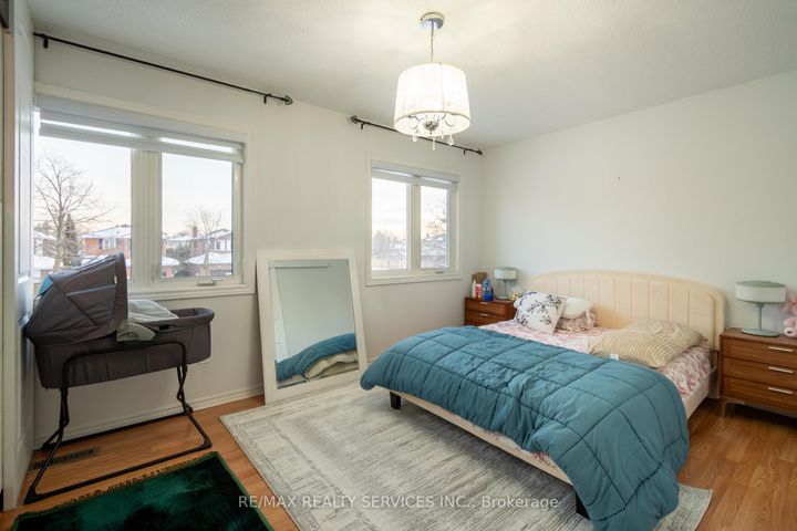 Photo 10 at 4 Summertime Court, Heart Lake West, Brampton