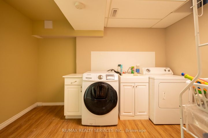 Photo 19 at 4 Summertime Court, Heart Lake West, Brampton