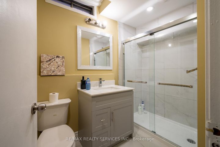 Photo 20 at 4 Summertime Court, Heart Lake West, Brampton