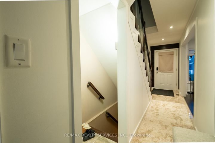 Photo 21 at 4 Summertime Court, Heart Lake West, Brampton