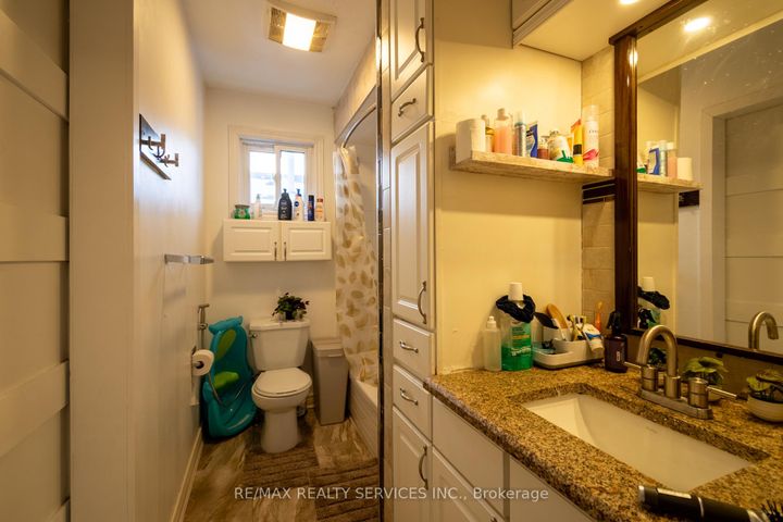 Photo 22 at 4 Summertime Court, Heart Lake West, Brampton