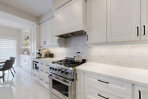 Photo 4 at 11 Martina Crescent, Vellore Village, Vaughan