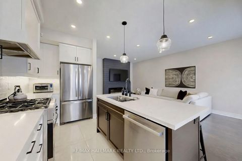 Photo 7 at 11 Martina Crescent, Vellore Village, Vaughan