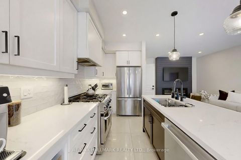 Photo 8 at 11 Martina Crescent, Vellore Village, Vaughan