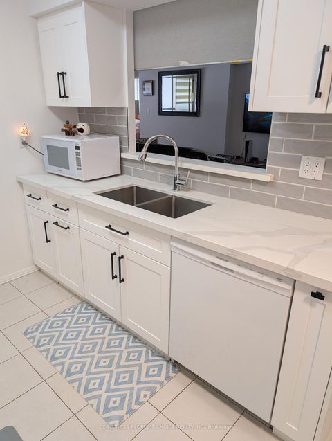 Photo 3 at 403 - 30 Greenfield Avenue, Willowdale East, Toronto