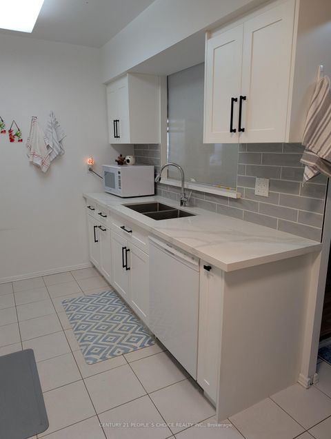 Photo 4 at 403 - 30 Greenfield Avenue, Willowdale East, Toronto