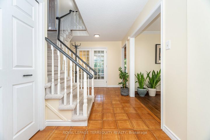 Photo 3 at 4085 Wheelwright Crescent, Erin Mills, Mississauga