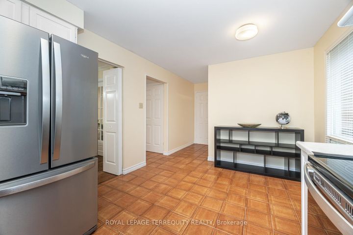 Photo 10 at 4085 Wheelwright Crescent, Erin Mills, Mississauga