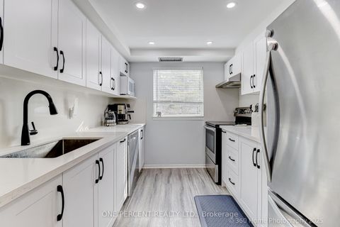 Photo 13 at 201 - 7 Bishop Avenue, Newtonbrook East, Toronto