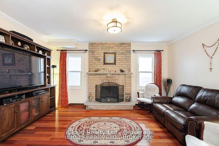 Photo 8 at 1615 Sir Monty's Drive, East Credit, Mississauga