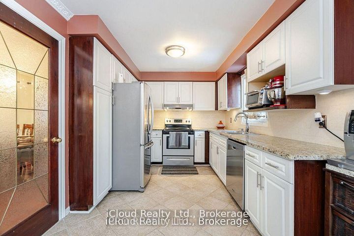 Photo 9 at 1615 Sir Monty's Drive, East Credit, Mississauga