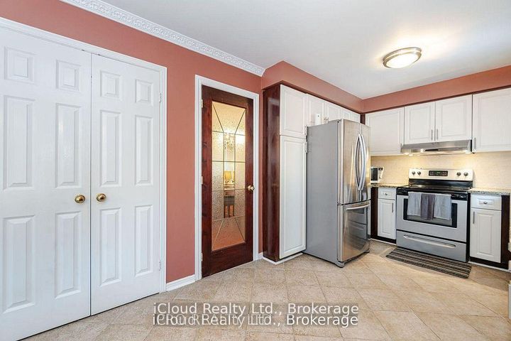 Photo 10 at 1615 Sir Monty's Drive, East Credit, Mississauga