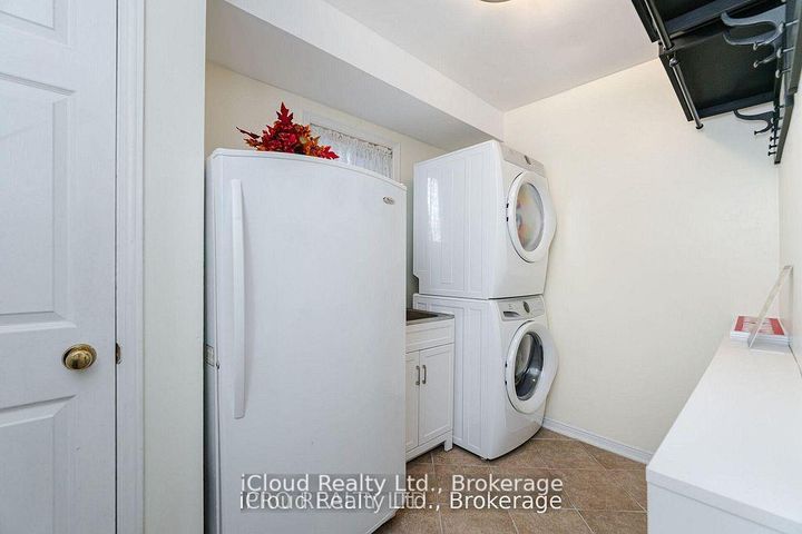 Photo 12 at 1615 Sir Monty's Drive, East Credit, Mississauga