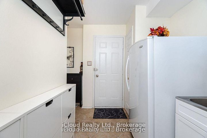 Photo 13 at 1615 Sir Monty's Drive, East Credit, Mississauga