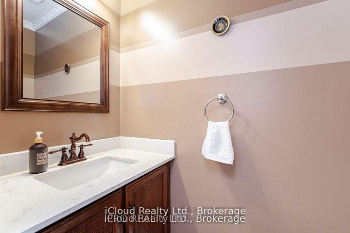 Photo 15 at 1615 Sir Monty's Drive, East Credit, Mississauga