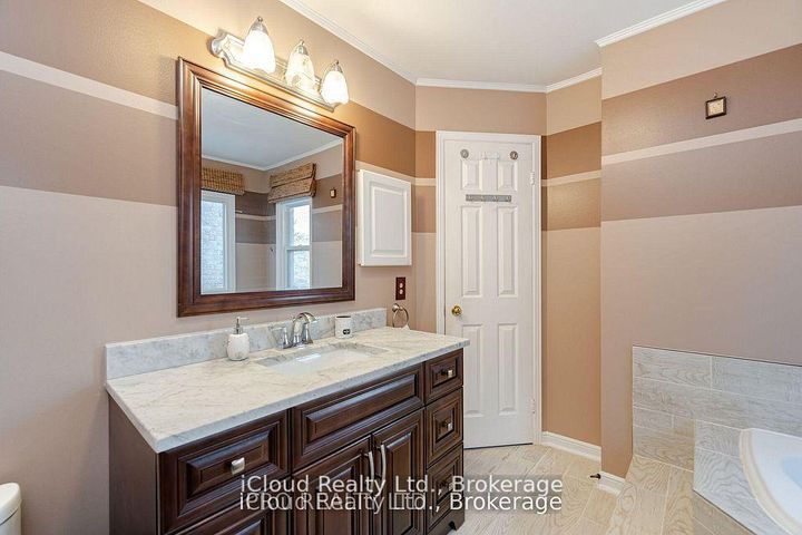 Photo 21 at 1615 Sir Monty's Drive, East Credit, Mississauga