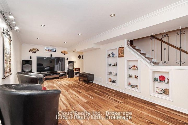 Photo 29 at 1615 Sir Monty's Drive, East Credit, Mississauga