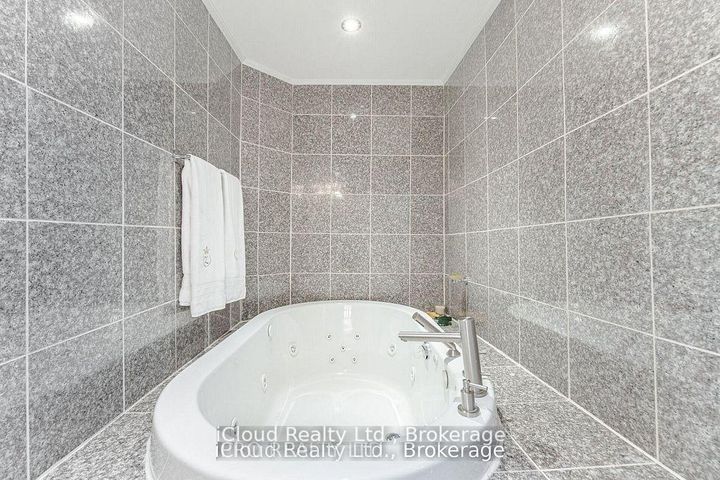 Photo 33 at 1615 Sir Monty's Drive, East Credit, Mississauga